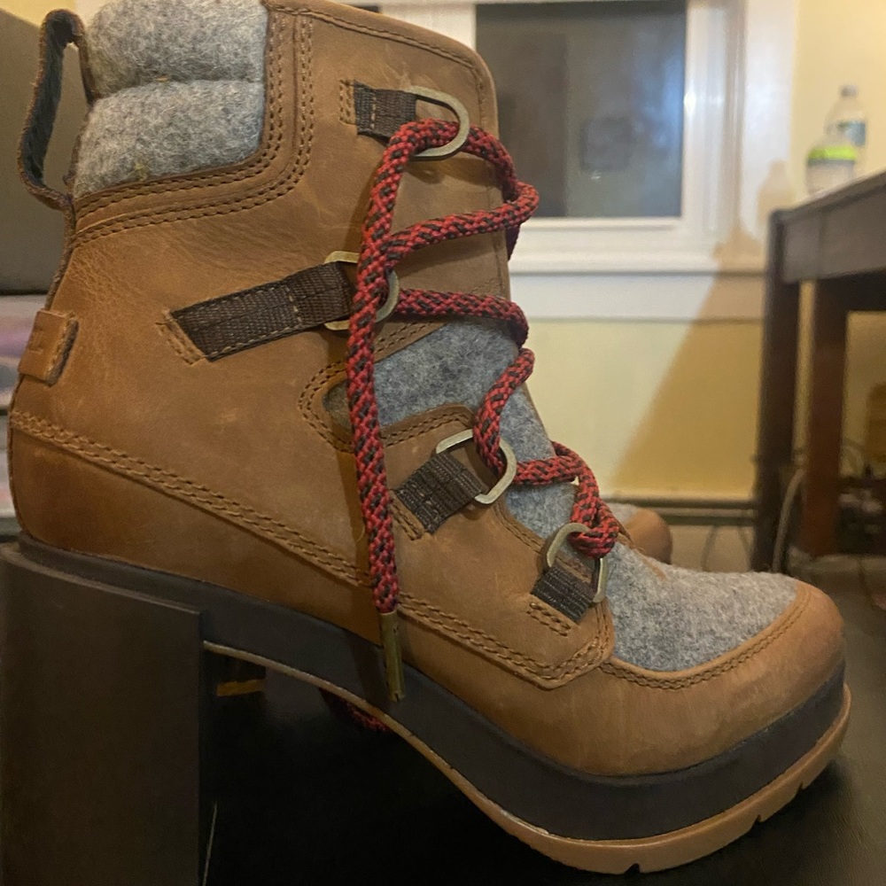 Women’s Sorel Size 6 - Picture 3 of 5